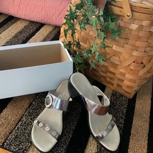 Brand new Onex sandal, size 10 medium. They’re pewter. Very nice!